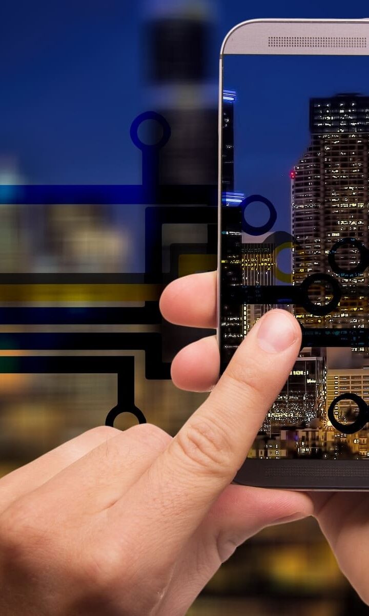 immagine con dito clicca sullo schermo dello smartphone