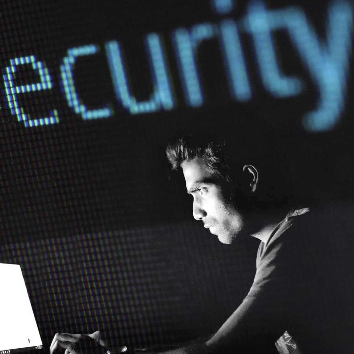 uomo al computer, scritta security come sfondo