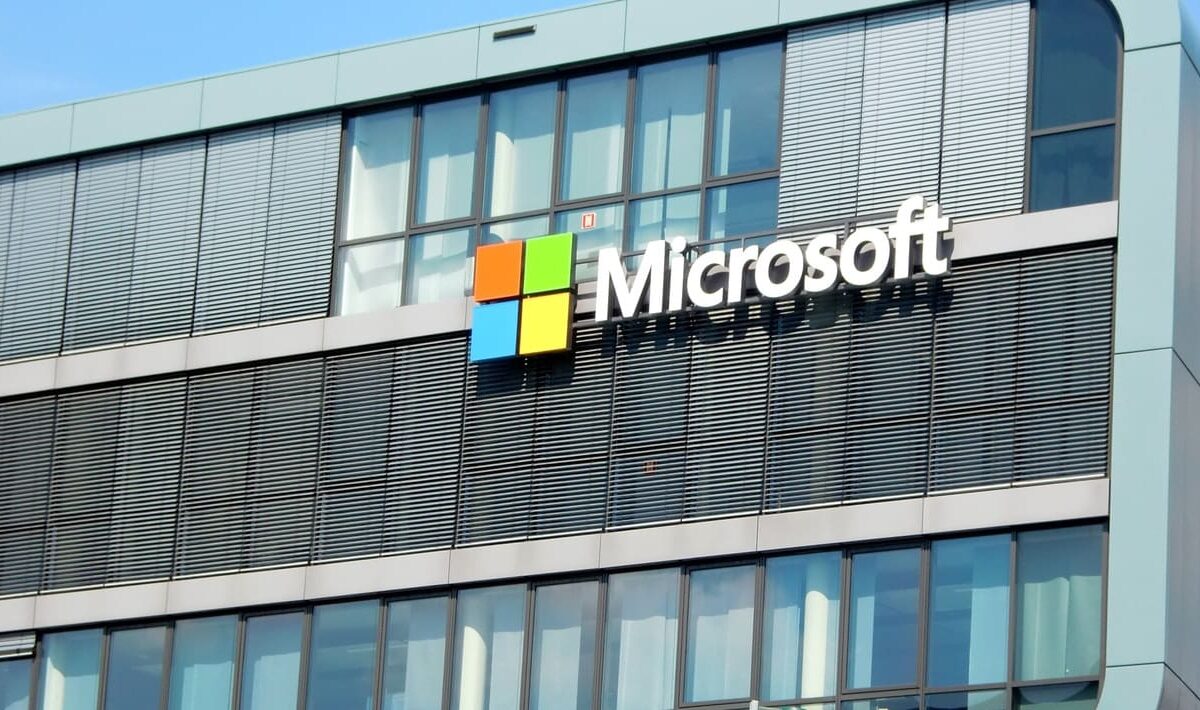 Sede della Microsoft, un edificio con finestre e la scritta Microsoft con il tipico pittogramma