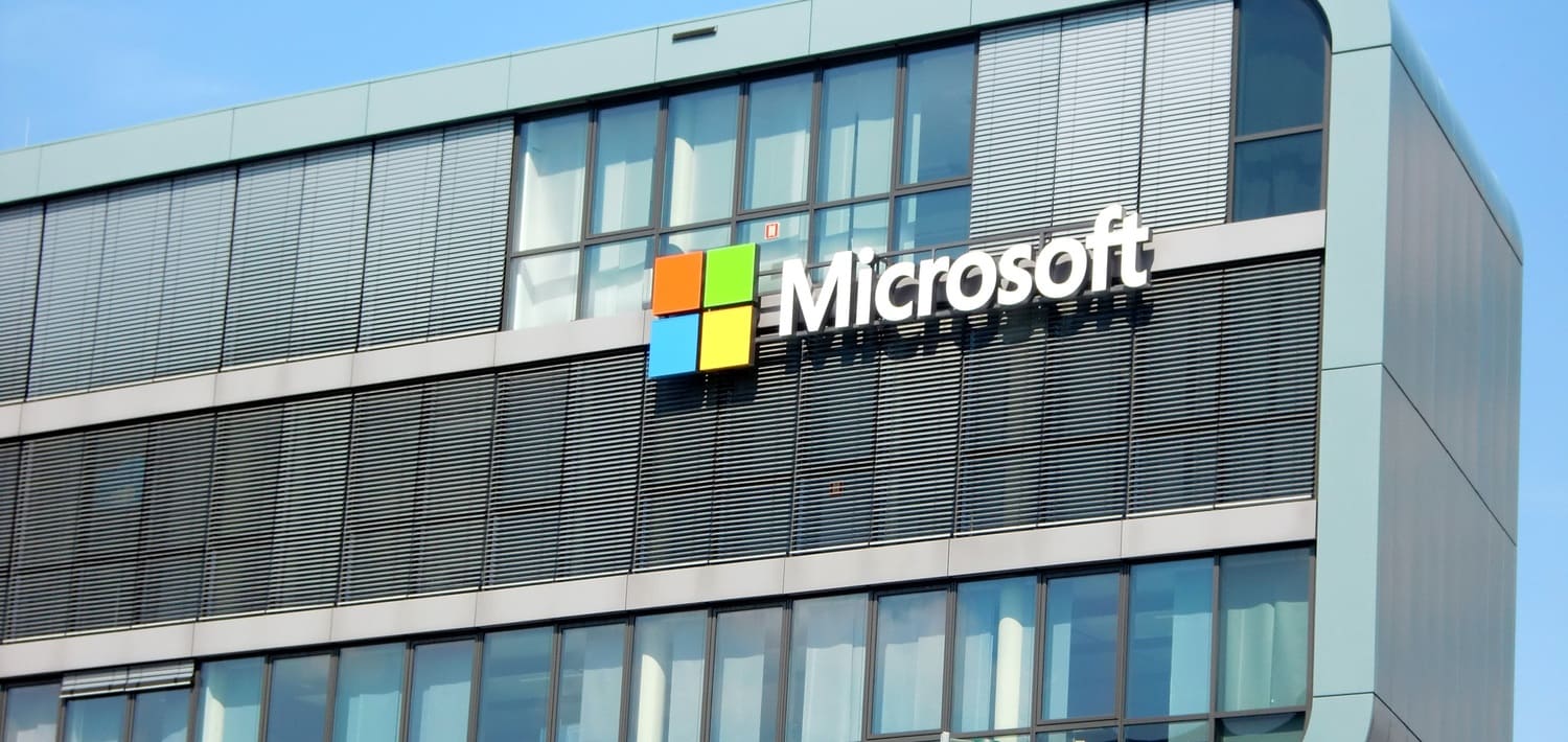 Sede della Microsoft, un edificio con finestre e la scritta Microsoft con il tipico pittogramma