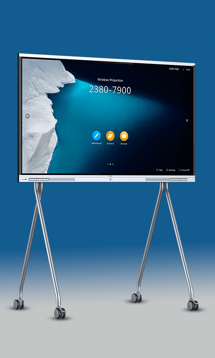 Lavagna digitale "IdeaHub Board" di Huawei accesa su sfondo blu color Saidea. Si poggia su due stand da altrettante gambe ciascuno con rotelle. Proiettato c'è la scritta "Wirless projection 2380-7900" su uno sfondo con un mare ghiacciato e un iceberg.
