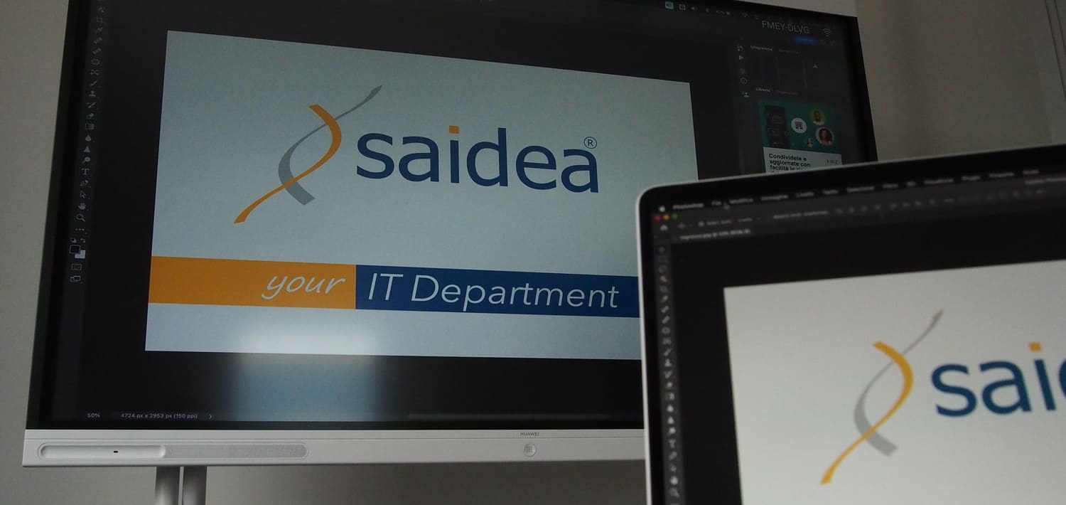 Un Macbook pro in primo piano che proietta sulla Huawei IdeaHub Board la stessa immagine, ossia il logo e il payoff di Saidea - your IT Department
