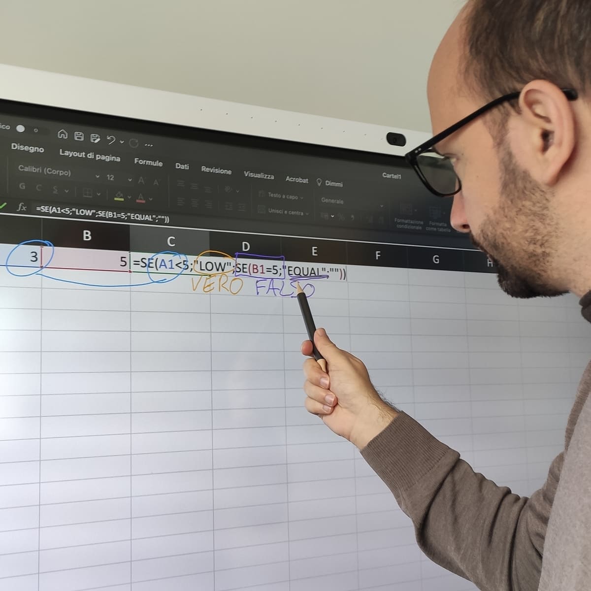 Sulla lavagna IdeaHub Board di Huawei viene mostrato Microsoft Excel e, con la funzione lavagna, viene evidenziato il meccanismo IF-ELSE.