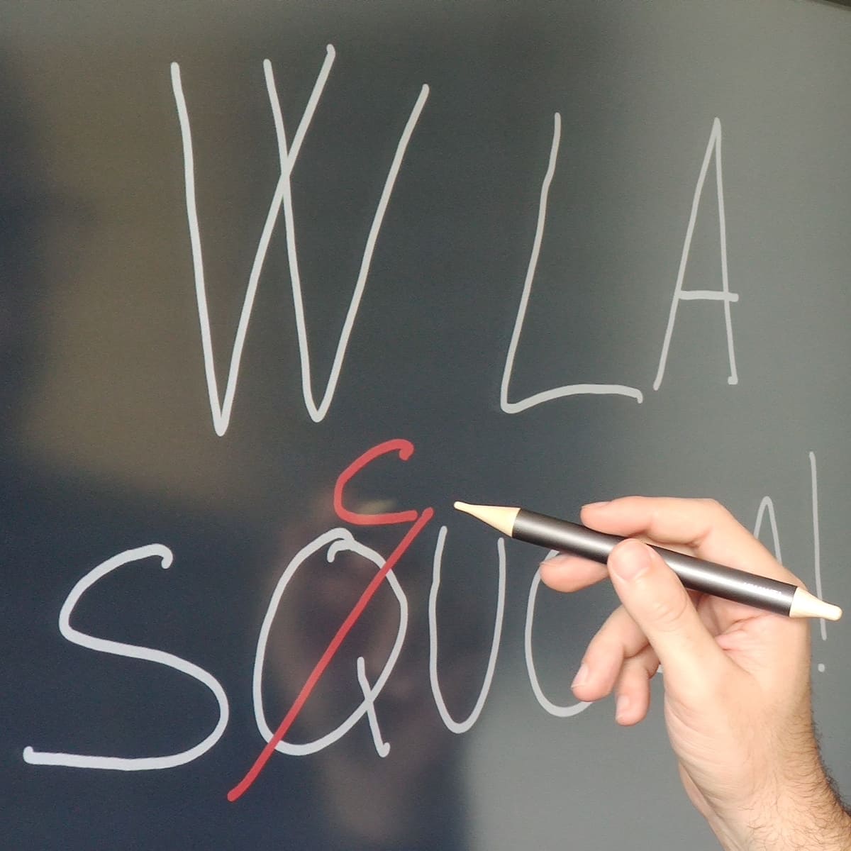 La scritta "W la Squala" con la correzione in rosso e la "c" sopra la "q". Il tutto sulla lavagna IdeaHub Board di Huawei.